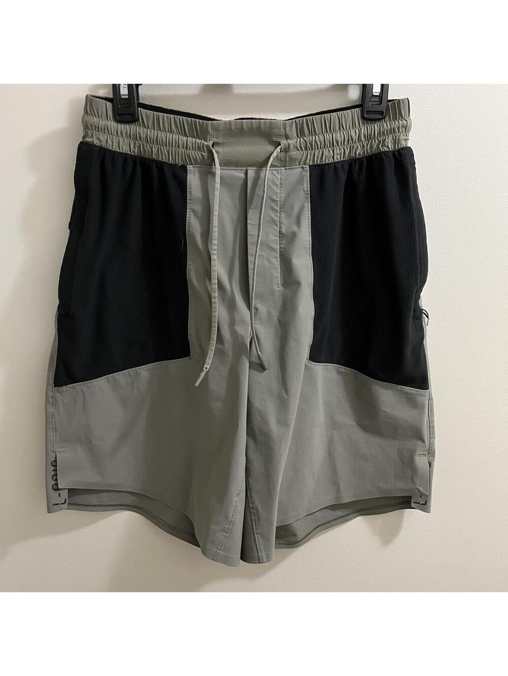 Mens a Lululemon black + grey shorts with adjustable waistband #athleisure #gym